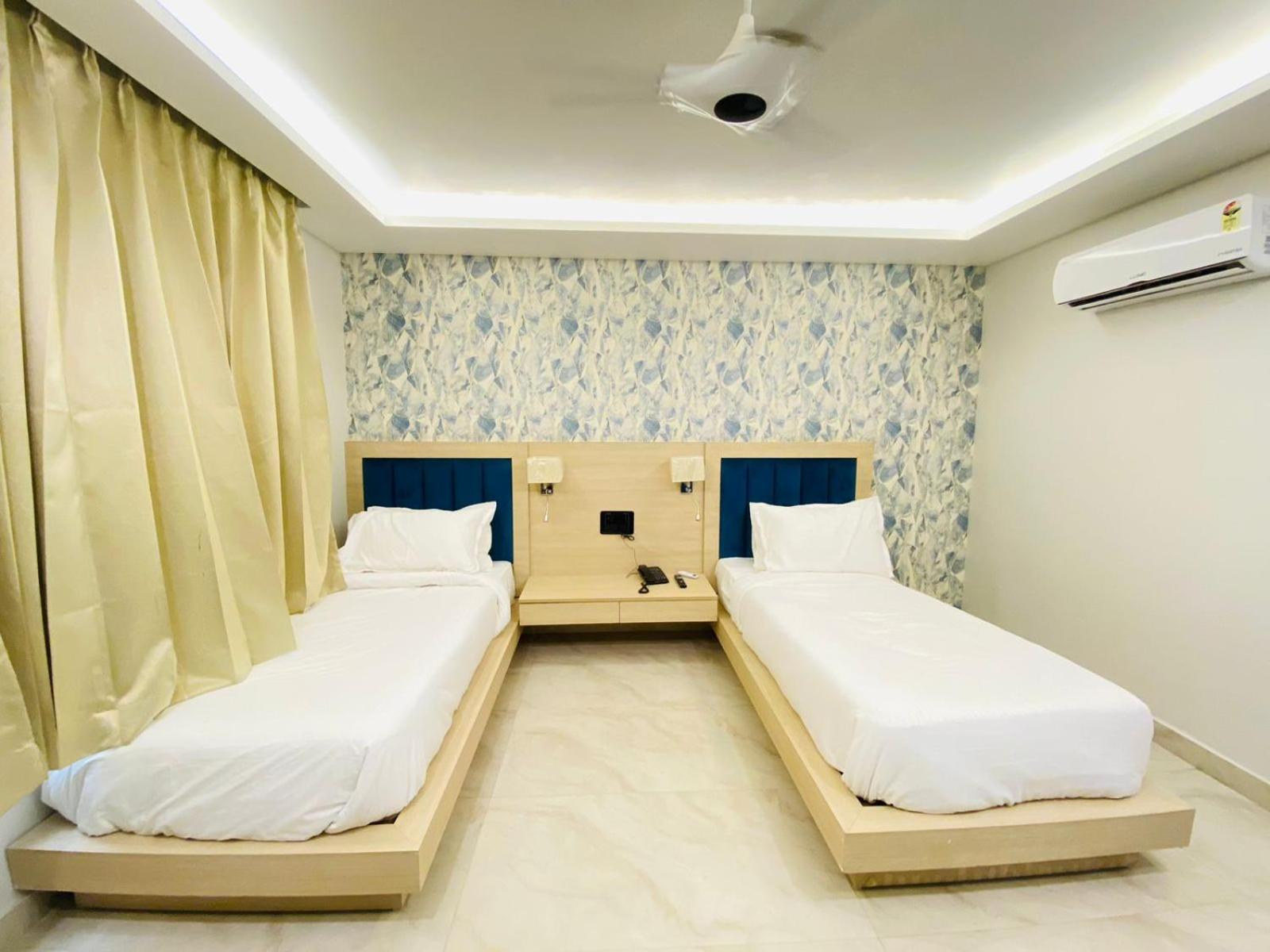 Hotel Holiday Grand Greater Noida Exterior photo